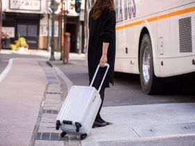 1.Bare-faced when boarding? When to remove makeup if doing so?