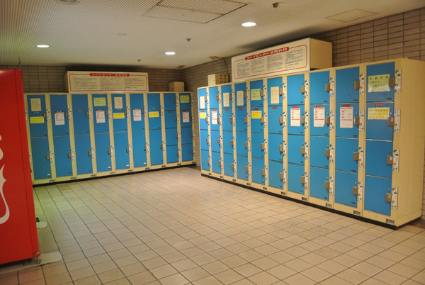 ４．横浜駅東口バスターミナルの設備をチェック